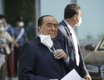 Nuovo ricovero in ospedale per Silvio Berlusconi: a quanto si apprende l'ex premier si trova da stamattina al San Raffaele di Milano.