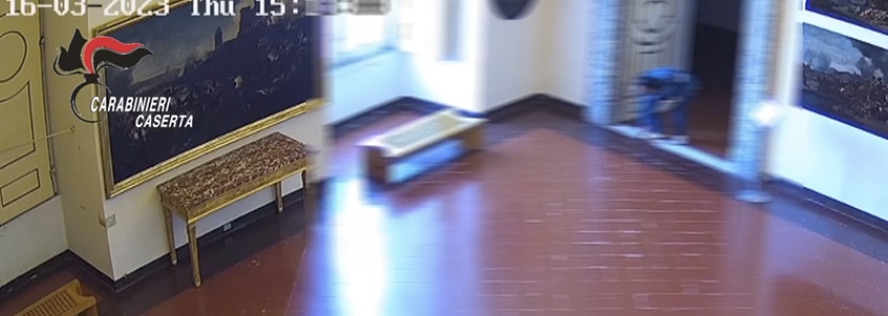 il video del furto alla reggia di caserta