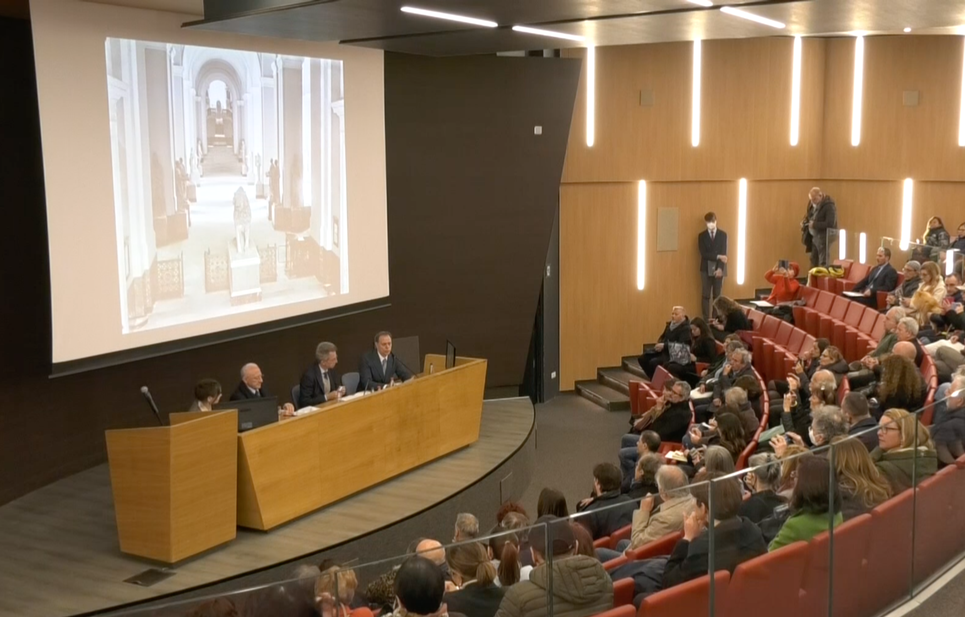 Dal 5 aprile al 27 agosto il Mann, Museo archeologico nazionale di Napoli, ospita la mostra "Picasso e l'antico": i visitatori potranno ammirare quarantatré lavori del pittore spagnolo messi a confronto principalmente con le sculture Farnese e i dipinti di Pompei. Promosso dal Mann, diretto da Paolo Giulierini, con il sostegno della Regione Campania e con l'organizzazione di Electa, il progetto curato da Clemente Marconi si inserisce nel più ampio programma internazionale "Picasso Celebrazioni 1973-2023: 50 mostre ed eventi per celebrare Picasso" a 50 anni dalla morte del padre del cubismo