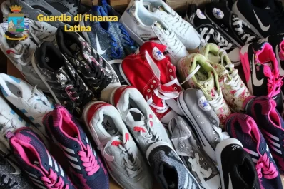 Oltre 55mila paia di scarpe di noti brand sono state sequestrate dalla Guardia di Finanza in un grande magazzino di San Nicola la Strada, nel casertano.