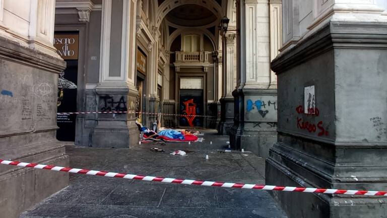 Attimi di terrore stamattina a Napoli nella centralissima via Duomo. Un clochard di origini africane, che è solito dormire sotto la Chiesa Madre insieme ad altri senza fissa dimora, ha reagito male all'invito di un agente della polizia municipale che gli aveva detto di alzarsi e a liberare il porticato