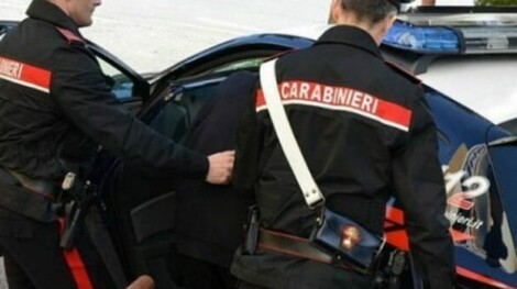 A Giugliano in Campania, nel Napoletano, i carabinieri hanno arrestato 5 uomini di etnia rom, tutti residenti nel campo di via Carrafiello, e denunciato un minore di 17 anni nell'ambito di indagini su una serie di furti e rapine