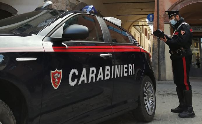 Era il 4 maggio scorso quando un uomo a volto coperto da un passamontagna e armato di pistola rapinò due esercizi commerciali per poi darsi alla fuga: in particolare ad essere presi di mira erano stati una tabaccheria di Bacoli e un distributore di carburante a Pozzuoli. Di qui la denuncia a un 49enne che è stato fermato dai carabinieri di Procida e dovrà rispondere dell'accusa di rapina aggravata