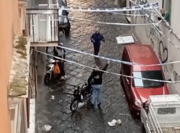 Avrebbero prima minacciato l'inquilino di un appartamento per poi fare irruzione armati di spranghe: è successo a Salita Pontecorvo, nel centro storico di Napoli. A denunciare il fatto è il deputato dell'alleanza Verdi-Sinistra Francesco Emilio Borrelli attraverso un video diffuso sui social e registrato da una persona del posto