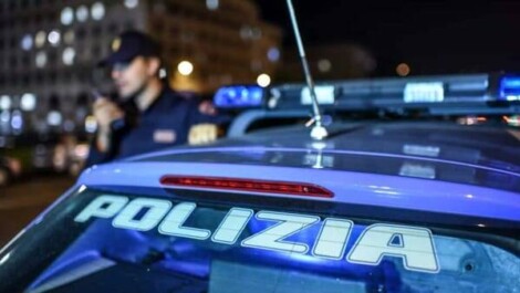 Cinque minorenni sono accusati di essere gli autori di una rapina commessa nel marzo scorso ai danni di un cittadino bengalese cui portarono via la somma di 2mila euro dopo averlo percosso con calci e pugni. Per guadagnarsi la fuga, inoltre, uno dei giovani non esitò a sferrare una pugnalata in pieno torace alla vittima poi trasportata in codice rosso all'ospedale Cardarelli per essere sottoposta ad un intervento chirurgico d'urgenza