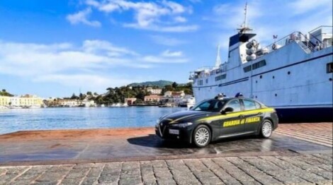 Maxisequestro a Ischia dove la Guardia di finanza ha avviato un'indagine guidata dal capitano Antonio Giglio, condotta in sinergia con il nucleo di Polizia economica e finanziaria di Napoli, riguardante gli imprenditori Calise (Elsa, Emiddio, Marianna e Maria) noti sull'isola d'Ischia per il loro bar (che comprende anche caffetteria, pasticceria, gelateria, gastronomia e tea room) che produce e commercializza un particolare cornetto apprezzato da residenti e turisti, e Domenico Raccioppoli, del gruppo Raccioppoli, leader nella produzione di imballaggi per i settori industriali e moda, food packaging sostenibile e dpi, diventato il nuovo patròn del bar Calise qualche anno fa
