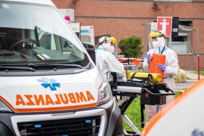 I medici del reparto di Pediatria dell'Ospedale Sacro Cuore di Gesù Fatebenefratelli a Benevento hanno diagnosticato la malattia di Lyme in una bambina di quattro anni e mezzo: si tratta del primo caso accertato. Al momento in Campania sono stati segnalati solo pochi casi, quasi tutti di "importazione", cioè contratti in altre regioni o fuori nazione da residenti nella nostra regione. Nello specifico, la bimba di quattro anni e mezzo, di Guardia Sanframondi, circa 20 giorni prima del ricovero era stata punta da una zecca. Il parassita è stto quindi rimosso presso il Psauto di Cerreto Sannita, con conseguente prescrizione di terapia antibiotica con macrolide per sette giorni. In seguito è comparso sul volto della bambina un eritema migrante trattato inizialmente con cortisone