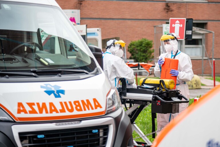 I medici del reparto di Pediatria dell'Ospedale Sacro Cuore di Gesù Fatebenefratelli a Benevento hanno diagnosticato la malattia di Lyme in una bambina di quattro anni e mezzo: si tratta del primo caso accertato. Al momento in Campania sono stati segnalati solo pochi casi, quasi tutti di "importazione", cioè contratti in altre regioni o fuori nazione da residenti nella nostra regione. Nello specifico, la bimba di quattro anni e mezzo, di Guardia Sanframondi, circa 20 giorni prima del ricovero era stata punta da una zecca. Il parassita è stto quindi rimosso presso il Psauto di Cerreto Sannita, con conseguente prescrizione di terapia antibiotica con macrolide per sette giorni. In seguito è comparso sul volto della bambina un eritema migrante trattato inizialmente con cortisone