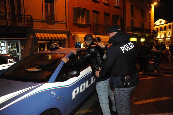 Insultata, picchiata, perseguitata e minacciata da mesi: poi la decisione di spararle con una pistola rivelatasi a salve: è successo a Lettere, in provincia di Napoli, dove i carabinieri hanno tratto in arresto un uomo di 43 anni