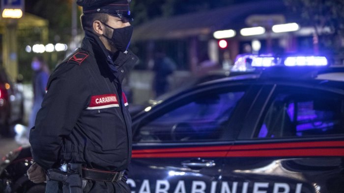 Detenzione di droga a fini di spaccio: questa l'accusa a carico di un 26enne, Mario D'Ambrosio, già noto alle forze dell'ordine e tratto in arresto dai carabinieri della sezione operativa di Caivano, nel Napoletano