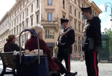 Sono accusate di associazione per delinquere finalizzata alle truffe in danno di persone anziane le nove persone tutte originarie di Napoli, indagate dalla Procura di Velletri: oggi i carabinieri del comando Provinciale di Roma, con il supporto dei carabinieri del comando Provinciale di Napoli e del comando Provinciale di Torino, hannp dato ordine all'esecuzione di un'ordinanza applicativa di misura cautelare in carcere