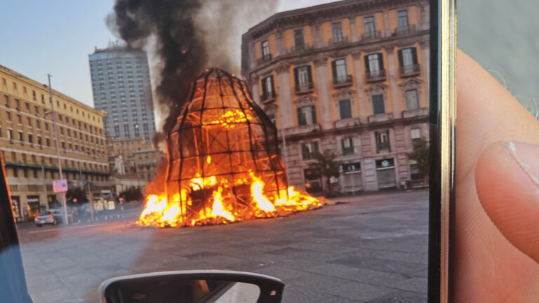 Incendio Venere municipio Napoli