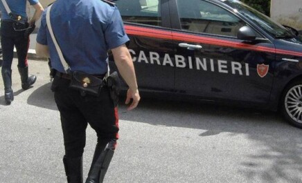 I carabinieri della compagnia di Giugliano in Campania ieri notte sono intervenuti nell’ospedale di Aversa per la segnalazione di una persona ferita da un colpo d’arma da fuoco. Solo poco prima un 37enne di Sant’Antimo già noto alle forze dell’ordine si era presentato nel nosocomio con una ferita al fianco