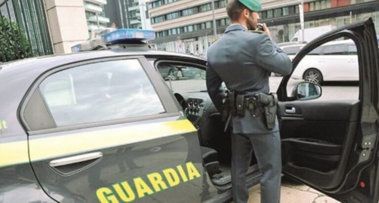 Debiti erariali e commerciali per complessivi 1,8 milioni di euro attraverso società intestate a prestanome che poi hanno svuotato utilizzando false fatturazioni: questa la scoperta dei finanzieri di Frattamaggiore che, coordinati dalla Procura di Napoli Nord, hanno posto sotto sequestro 260mila euro, 7 immobili, 33 macchinari e quote di partecipazione riconducibili a tre società calzaturiere di Grumo Nevano, nel Napoletano
