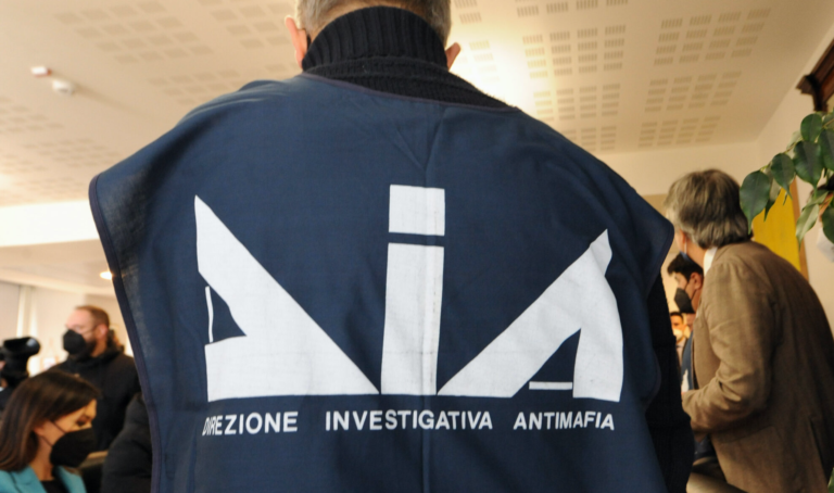 Operazione a Formia di polizia e carabinieri che lo scorso mercoledì mattina, a Formia, durante una perquisizione hanno ritrovato un piccolo vano sotterraneo alto 170 centimetri in un appartamento in passato riconducibile all'esponente dei clan dei casalesi Antonio Bardellino