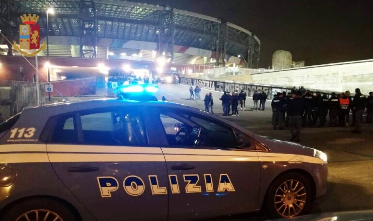 Il questore di Napoli ha emesso quattro Daspo, provvedimenti di divieto di accesso alle manifestazioni sportive, per un periodo da uno a quattro anni, nei confronti di altrettanti tifosi del Napoli di età compresa dai 30 ai 45 anni