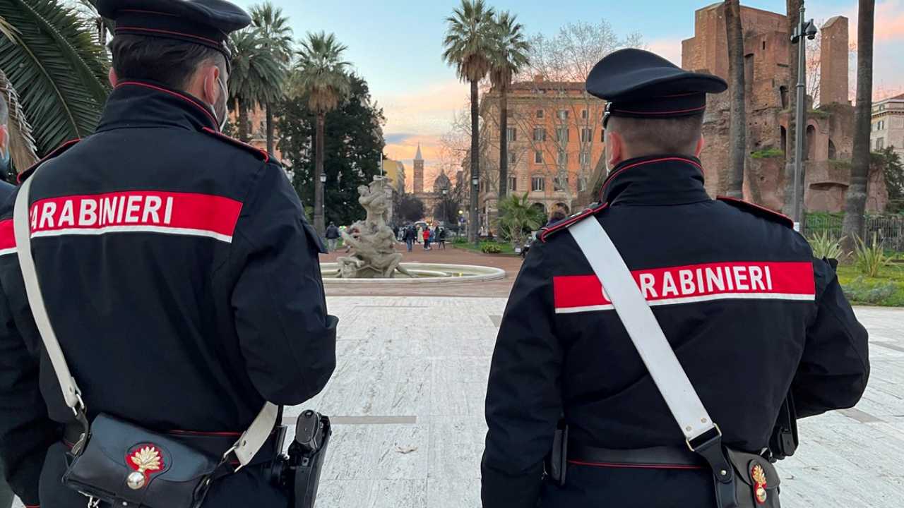 Lotta al lavoro sommerso per garantire sicurezza sui luoghi di lavoro. A Giugliano in Campania i carabinieri della locale compagnia insieme ai colleghi del nucleo ispettorato del lavoro di Napoli hanno effettuato un controllo straordinario del territorio. Durante le operazioni - che ha visto anche l'ausilio dell'ispettorato civile del lavoro di Napoli - i militari hanno denunciato due imprenditori del posto