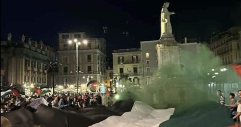 manifestazione pro palestina a napoli nella notte