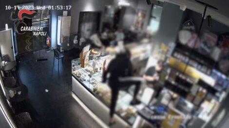 carabinieri arrestano 16enne autore di una rapina al bar a castellammare