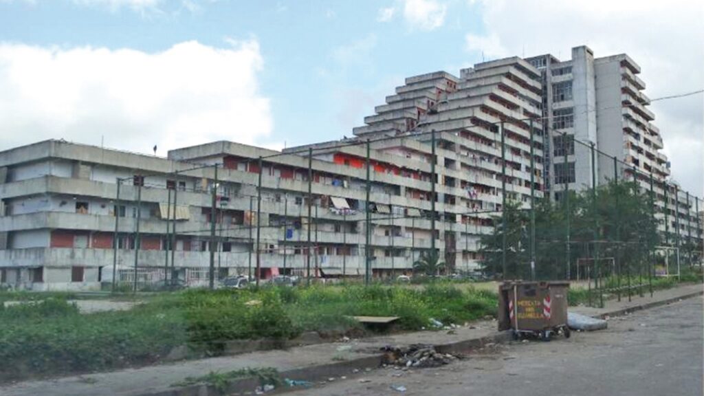 blitz dei carabinieri nella vela rossa di scampia