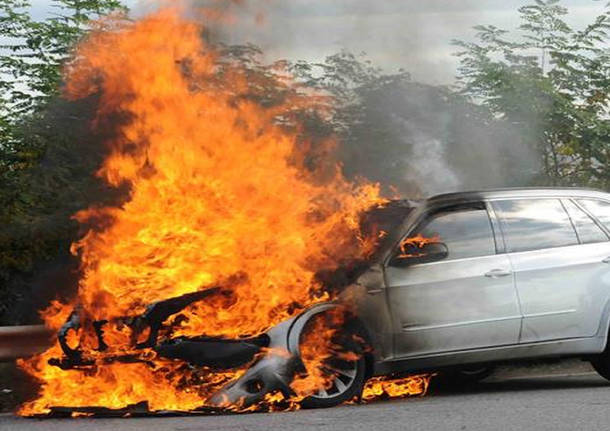 auto in fiamme a baia domizia, dentro c'è un corpo