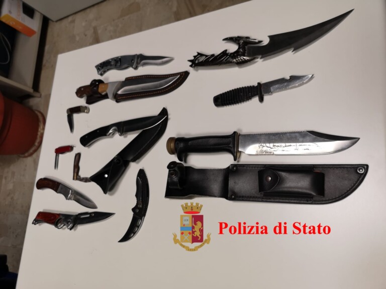 coltelli sequestrati dalla Polizia