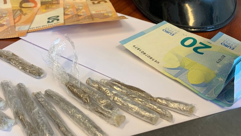 Un giovane di 17 anni, arrestato per spaccio di droga a causa di un video su tik tok