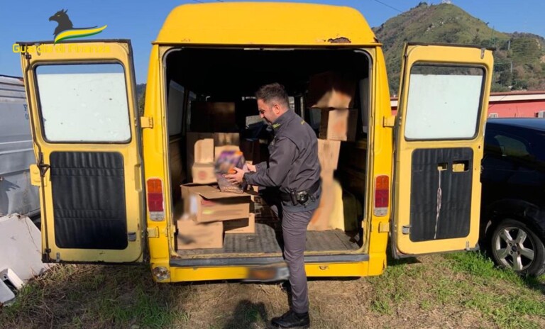 Camion pieno di botti esplosivi