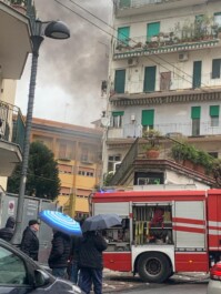 portici, incendio a via libertà