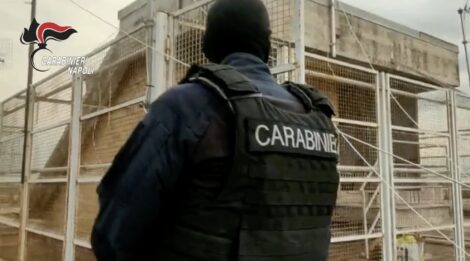 Ha visto arrivare i Carabinieri ed è corso via in fuga sui tetti delle case, ma alla fine i Carabinieri l'hanno arrestato