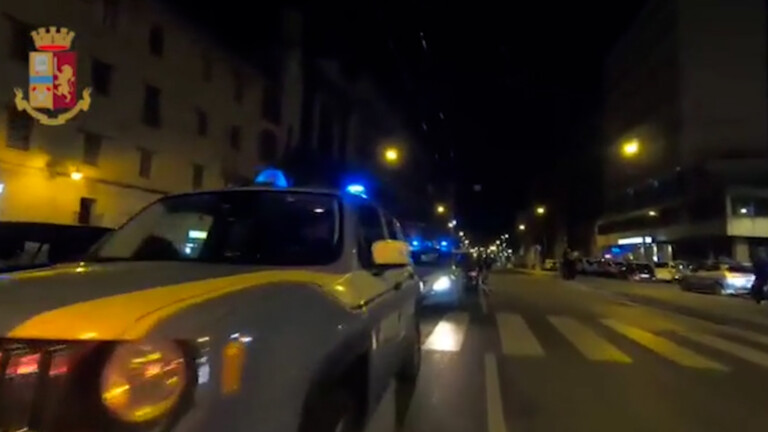 FOTO AUTO POLIZIA QUESTURA NAPOLI NOTTE