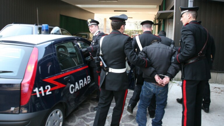 pusher in manette carabinieri