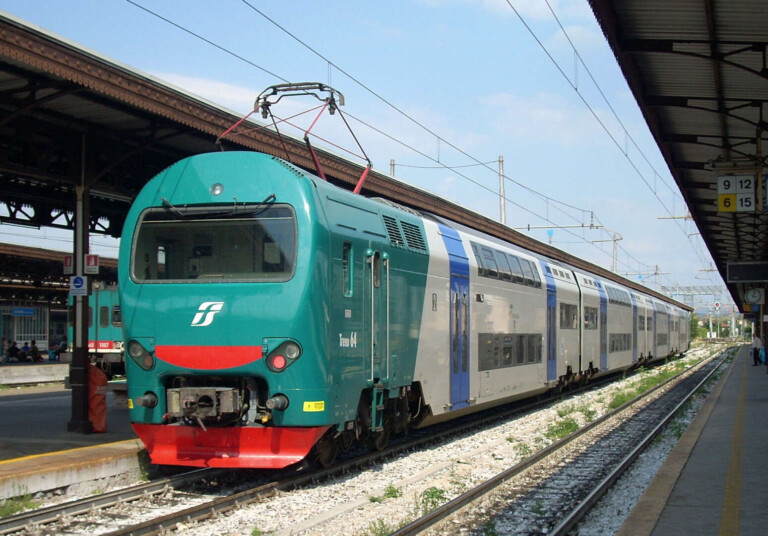 treni-bloccati-napoli-sciopero