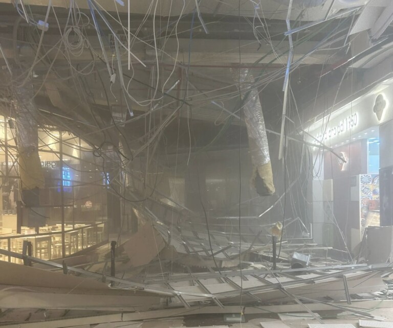 Crollo al centro commerciale Campania