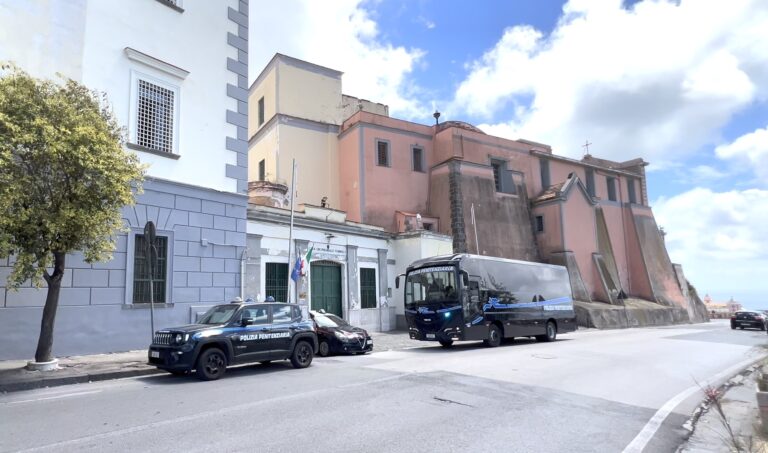 carcere sgomberato voragine strada
