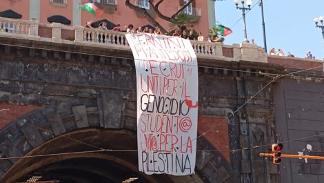 Uno striscione pro Palestina è stato calato dagli attivisti della Rete Studentesca, questa mattina, sopra la galleria Vittoria, su via Acton