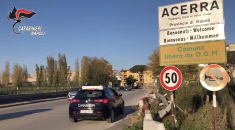 Gli indagati fanno parte di due distinti gruppi criminali di Acerra e sono finiti in manette per spaccio di droga