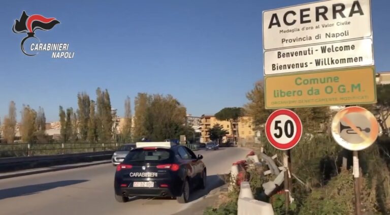 Gli indagati fanno parte di due distinti gruppi criminali di Acerra e sono finiti in manette per spaccio di droga