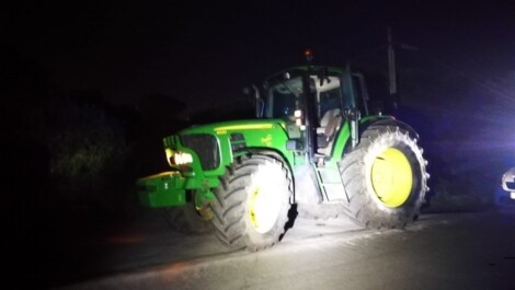 trattore di notte, immagine