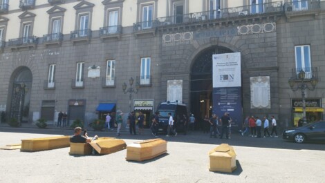 protesta bare piazza comune napoli cimitero
