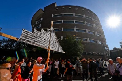 Hanno occupato la vicina sede dell'Università "Federico II", alcuni degli sfollati della Vela Celeste di Scampia dopo il crollo di stanotte