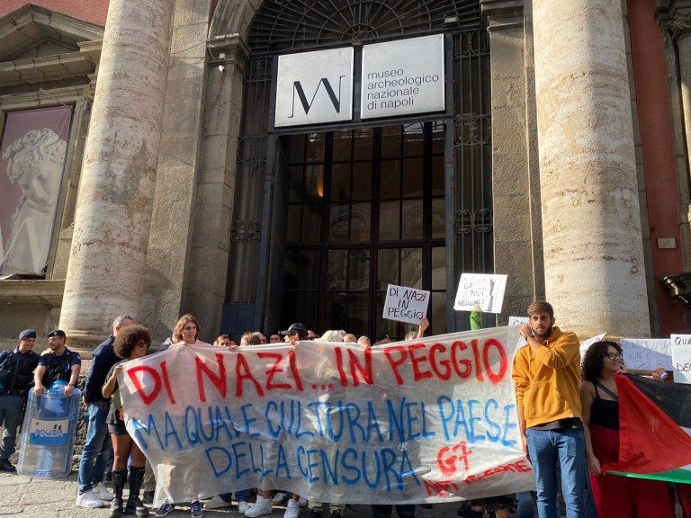 "Di nazi in peggio" e altre scritte contro l'arrivo del ministro Giuli a Napoli annunciano la mobilitazione degli attivisti contro il G7