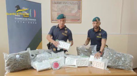 Il sacro cuore di Gesù, il logo della Apple e la scritta Qorr: effigi sacre sulle confezioni di cocaina sequestrate dai finanzieri a Napoli