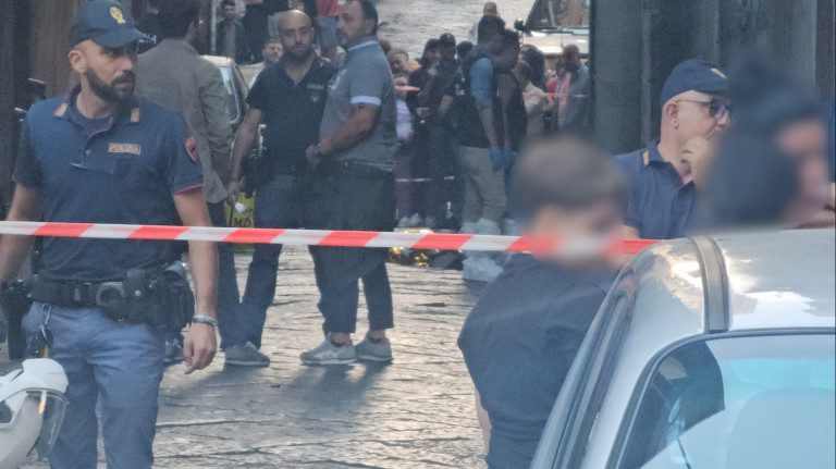 Sarebbe stato ucciso davanti al figlio di 8 anni, l'uomo vittima di omicidio poco fa a Napoli, in zona Duchesca