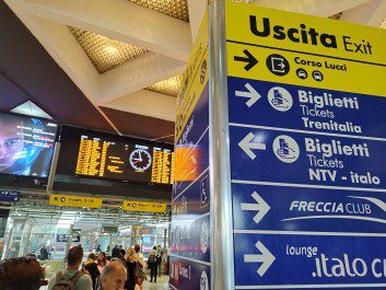 Sarebbe stata investita da un treno in corsa mentre era sui binari, la persona morta stamane nei pressi di Acerra