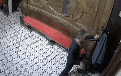 Furto in chiesa a Napoli, ruba un borsello in sacrestia
