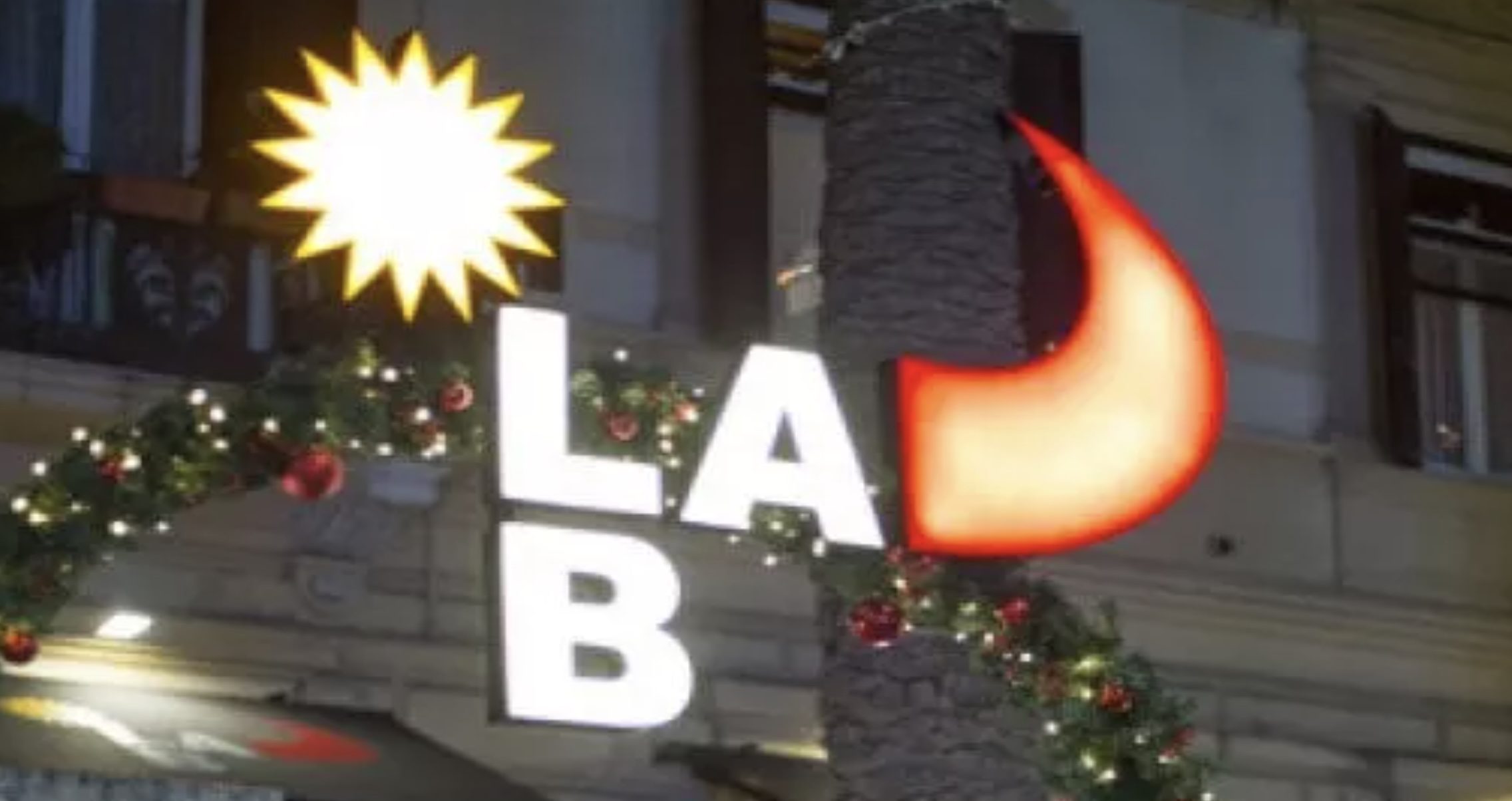 L'insegna del ristorante Fratelli la Bufala che chiude a Mergellina