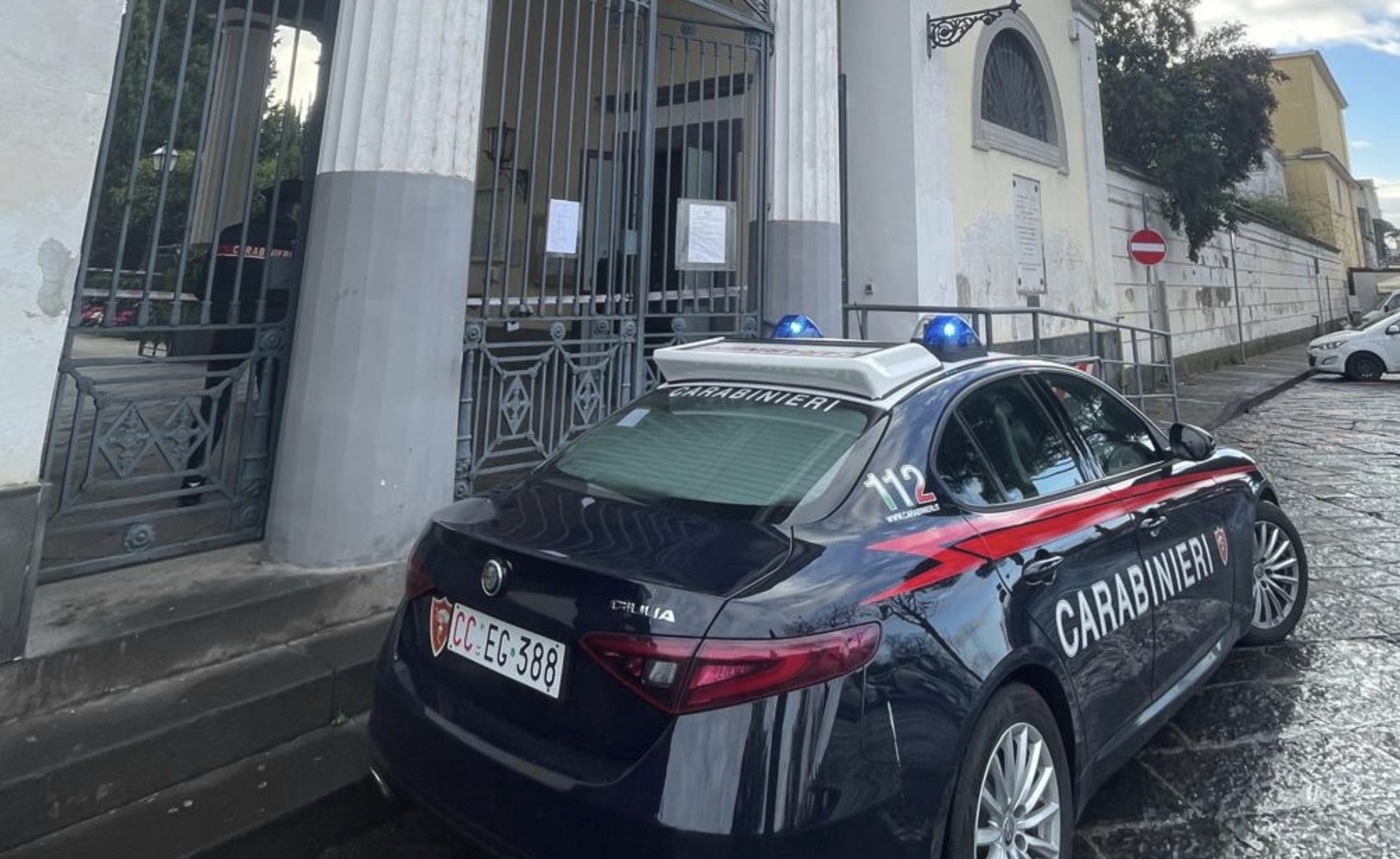 spari cimitero portici carabinieri