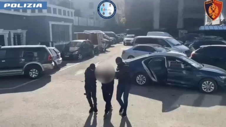 LATITANTE ALBANESE ARRESTO FOTO POLIZIA