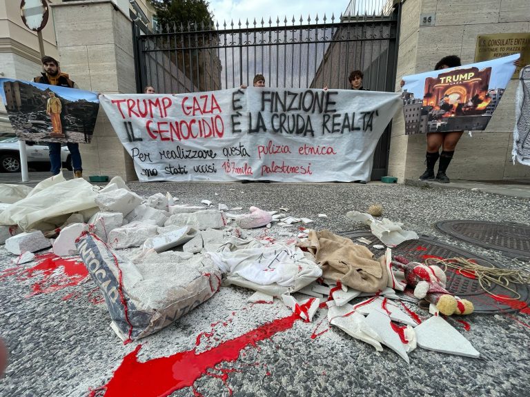 PROTESTA ATTIVISTI INSURGENCIA HUMANITY IN FOCUS CONSOLATO AMERICANO USA NAPOLI 4